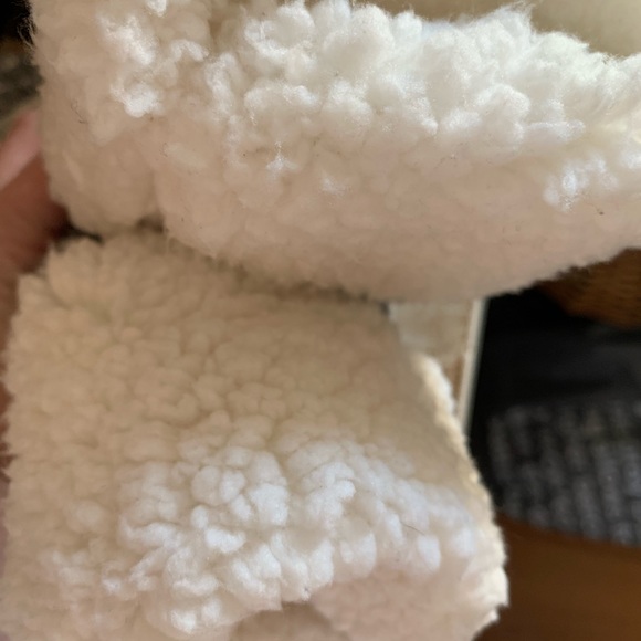 ($6 OR🍀FREE BUNDLE!😃)-Like New Cute ❄️Snowflake white gray slipper socks - Picture 5 of 5
